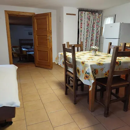 Orban Apartman 酒店