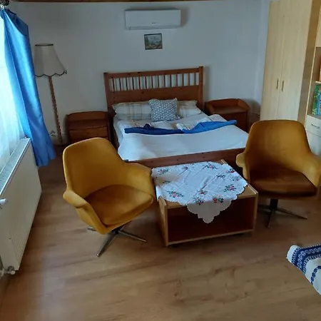 Orban Apartman 酒店 *