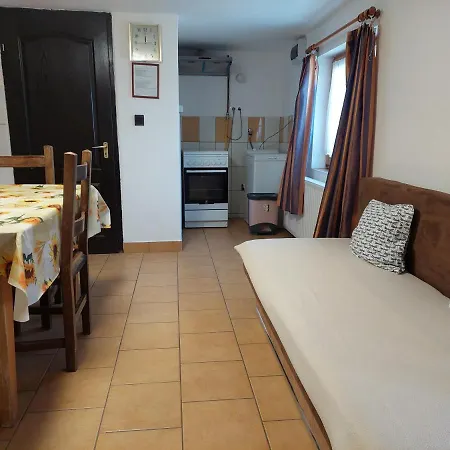 Orban Apartman 酒店