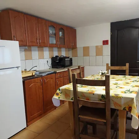 Orban Apartman 酒店 *