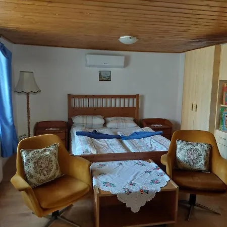 Orban Apartman 酒店 *